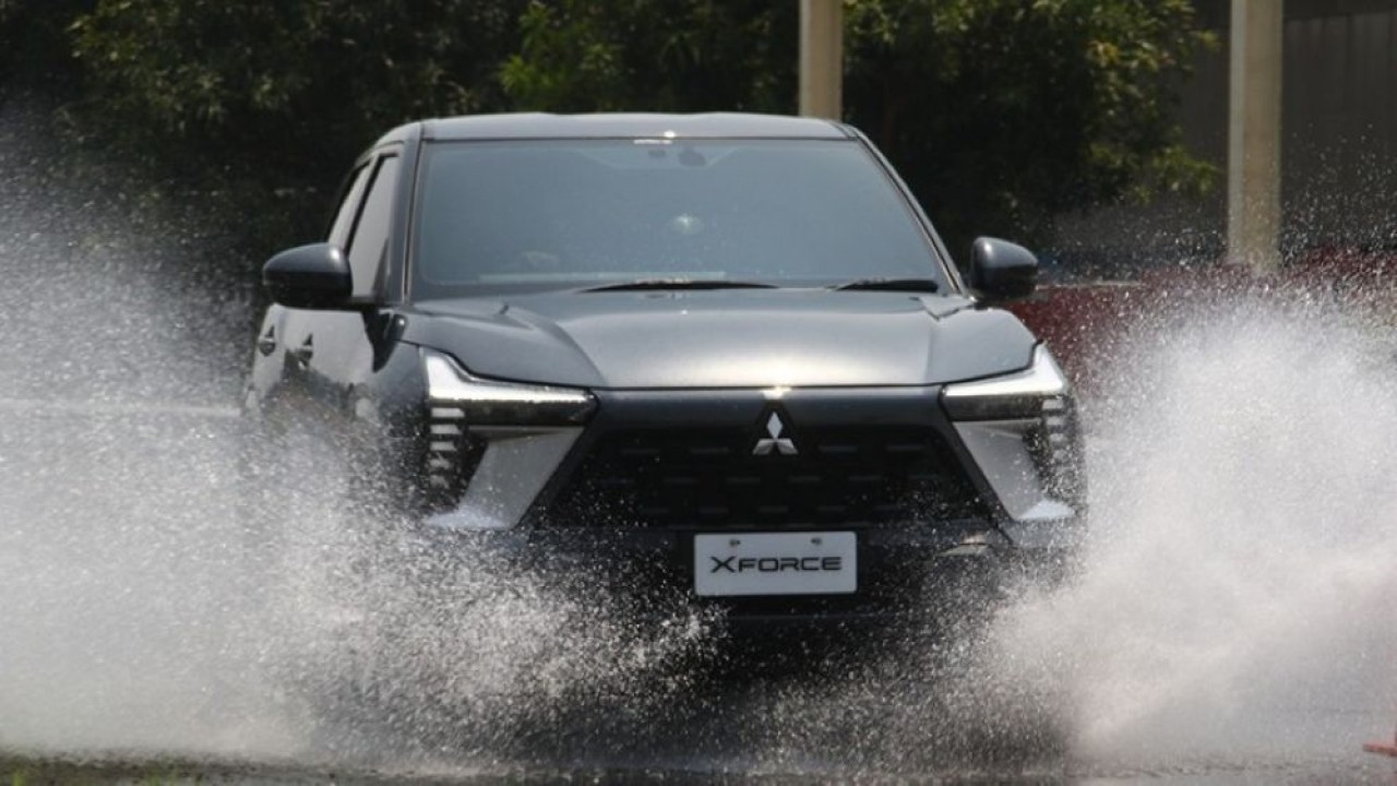 Pengemudi mobil perlu memahami teknik berkendara yang tepat saat hujan lebat. (Foto: Dok/Istimewa/mitsubishi-motors.co.id)