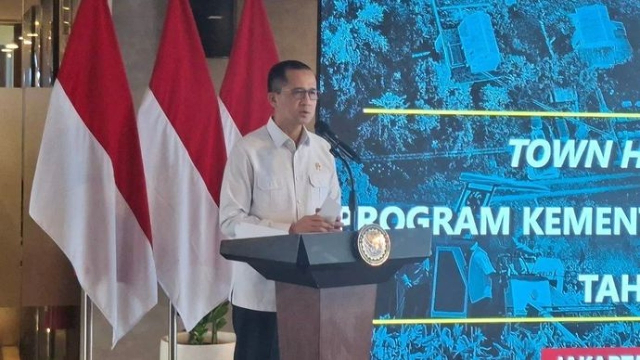 Menteri Transmigrasi (Mentrans) M Iftitah Sulaiman Suryanagara menyampaikan paparan dalam Town Hall Meeting di Kementerian Koordinator Bidang Infrastruktur dan Pembangunan Kewilayahan, Jakarta, Kamis, 5 Februari 2026. ANTARA/Aji Cakti. (Antara)