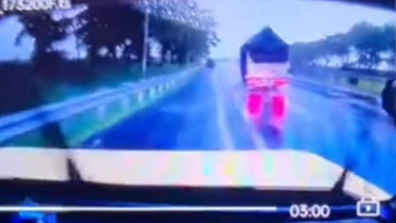 Komponen kaki-kaki pada mobil listrik VinFast VF3 mengalami patah usai menghantam lubang. (Foto: Instagram @hujat_mobil_)