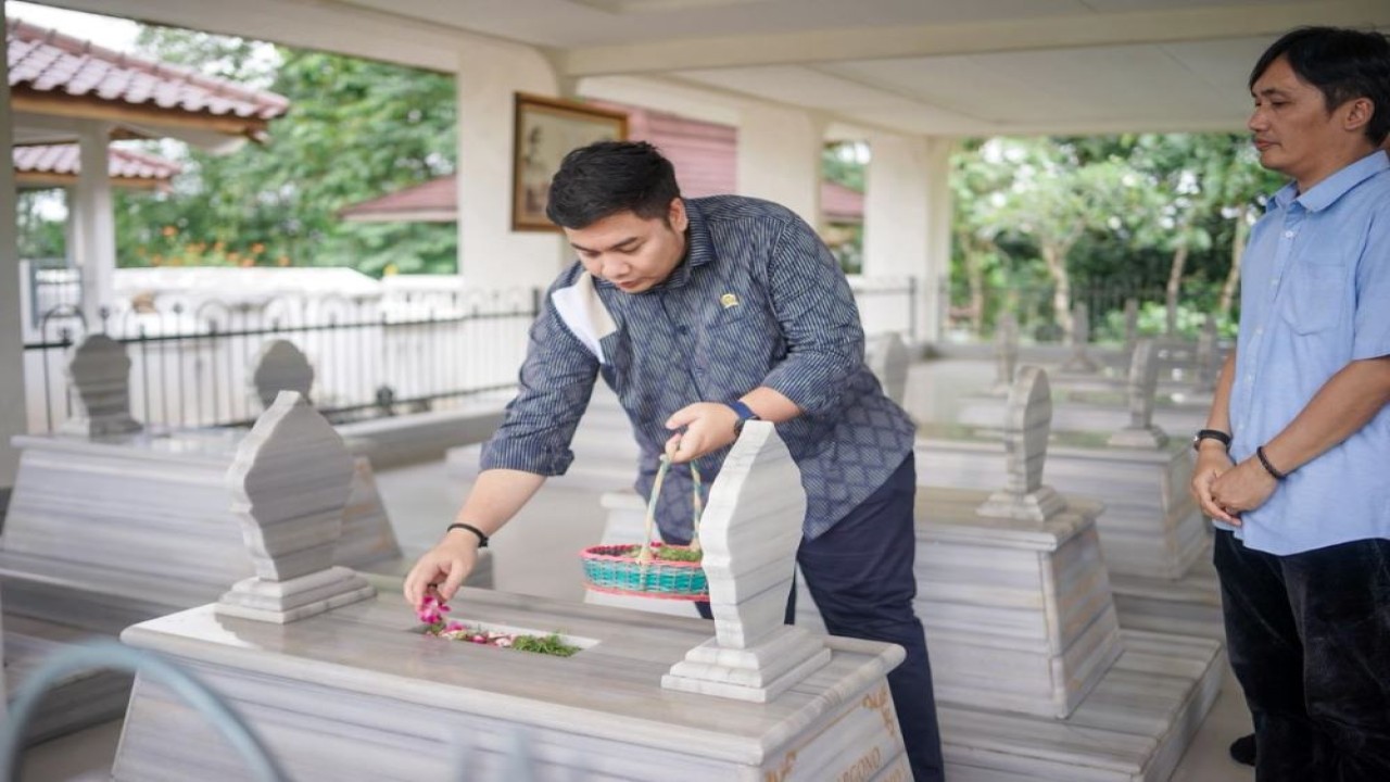 Menjelang bulan Ramadan, Anggota Komisi VI DPR RI, Kawendra Lukistian, melakukan ziarah ke makam kakek Presiden Prabowo Subianto, yakni Margono Djojohadikusumo pada Senin (16/2/26). (Istimewa)