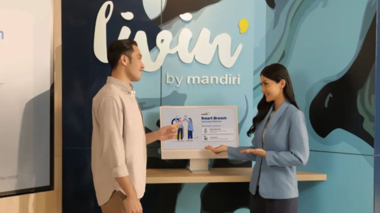 Karyawan Bank Mandiri sedang melayani nasabah terkait kesiapan super app Livin' by Mandiri sepanjang Idul Fitri 1447 Hijriah. (Dok Bank Mandiri)