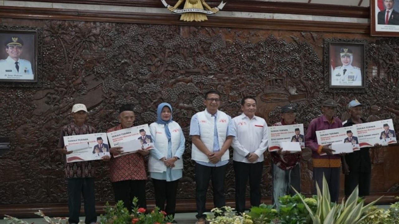 Penarik becak di Bojonegoro menerima becak listrik gratis dari Presiden Prabowo Subianto. (Foto: Dok/Istimewa/Bakom RI)