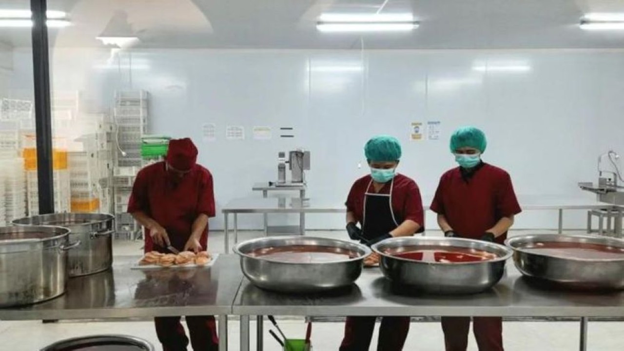 Arsip foto-Para petugas SPPG Cipanas Sindangjaya 5, Cianjur, Jawa Barat, sedang menyiapkan makanan siap masak atau ready to cook untuk didistribusikan kepada penerima manfaat pada Rabu 4 Maret 2026. ANTARA/Lintang Budiyanti Prameswari. (Antara)
