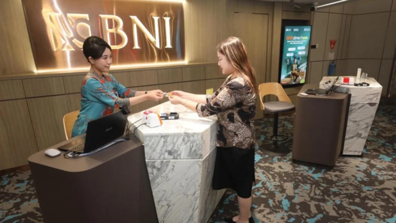 Ilustrasi - Petugas Bank Negara Indonesia (BNI) memberi layanan perbankan kepada nasabah. (ANTARA/HO-BNI) (Antara)