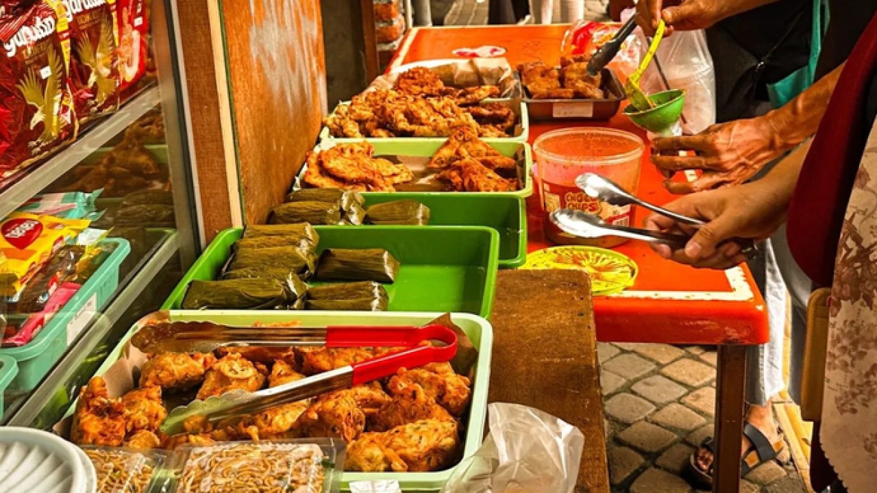 Aneka takjil di salah satu kios di kawasan Jalan Sabang Jakarta Pusat, Kamis (19/2/2026). (ANTARA/Pamela Sakina) (Antara)