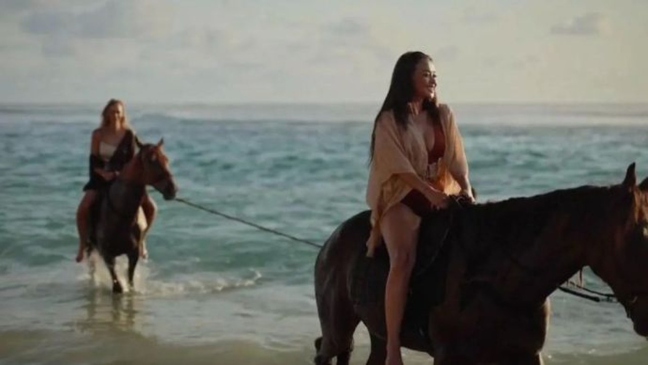 Ilustrasi - Wisatawan sedang menikmati fasilitas untuk menaiki kuda di sebuah pantai. ANTARA/HO-Kementerian Pariwisata. (Antara)