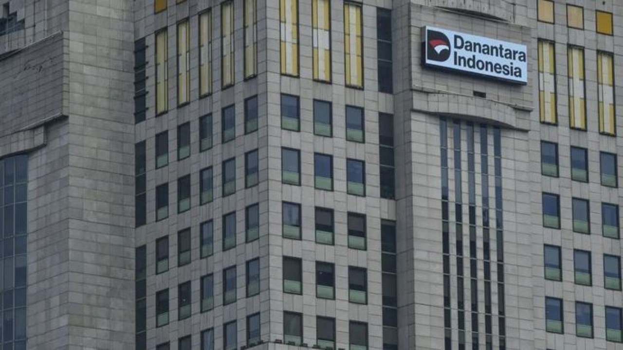 Pekerja membersihkan kaca gedung Wisma Danantara Indonesia di Jakarta, Selasa (8/7/2025). Badan Pengelola Investasi Daya Anagata Nusantara (BPI Danantara) menjalin kerja sama investasi dengan perusahaan asal Arab Saudi, ACWA Power senilai 10 miliar d (Antara)