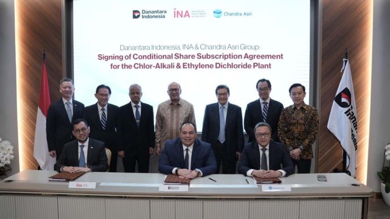 Danantara Indonesia, Indonesia Investment Authority (INA) dan Chandra Asri Group secara resmi menandatangani Conditional Share Subscription Agreement (CSSA) guna memperkuat kapasitas produksi Caustic Soda dan Ethylene Dichloride (EDC) domestik dan meningkatkan ketahanan pasokan dalam negeri.