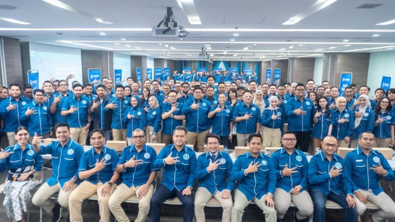 Ketua Umum Gekrafs, Kawendra Lukistian bersama pengurus dan anggota. (Istimewa)