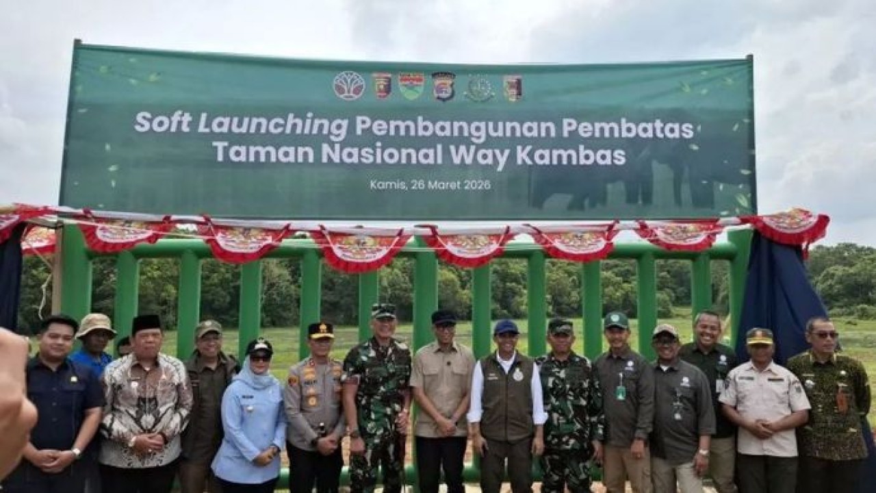Menteri Kehutanan Raja Juli Antoni Gubernur Lampung Rahmat Mirzani Djausal bersama berbagai pihak melihat pembangunan barrier di TNWK. ANTARA/Ruth Intan Sozometa Kanafi. (Antara)