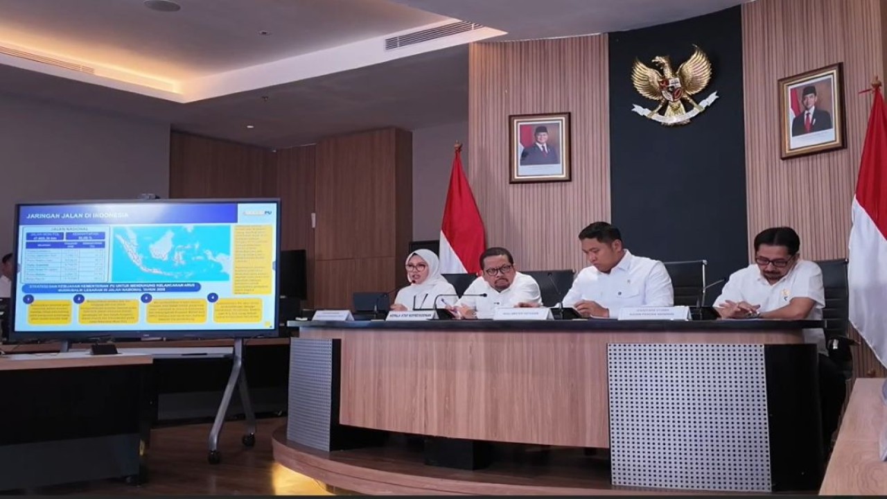 Sekretaris Jenderal Kementerian Pekerjaan Umum Ida Nurfarida (kiri) dalam konferensi pers Kesiapan Infrastruktur dan Pangan Jelang Nyepi dan Idulfitri, di Jakarta, Rabu (18/3/2026). (Foto: Dok/Istimewa)