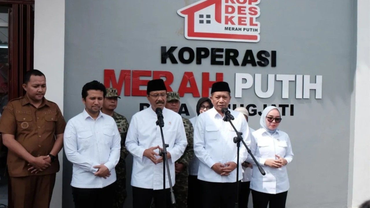 Menteri Sosial Saifullah Yusuf (tengah) bersama Menteri Koperasi Ferry Juliantono (kedua kanan), Wamenkop Farida Farichah (kanan), dan Wagub Jatim Emil Elestianto Dardak (kedua kiri) saat melaksanakan sosialisasi kolaborasi Kemensos dan Kemenkop di KDMP Gejugjati, Pasurua, Selasa 10 Maret 2026. ANTARA/Fahmi Alfian/vft (Antara)