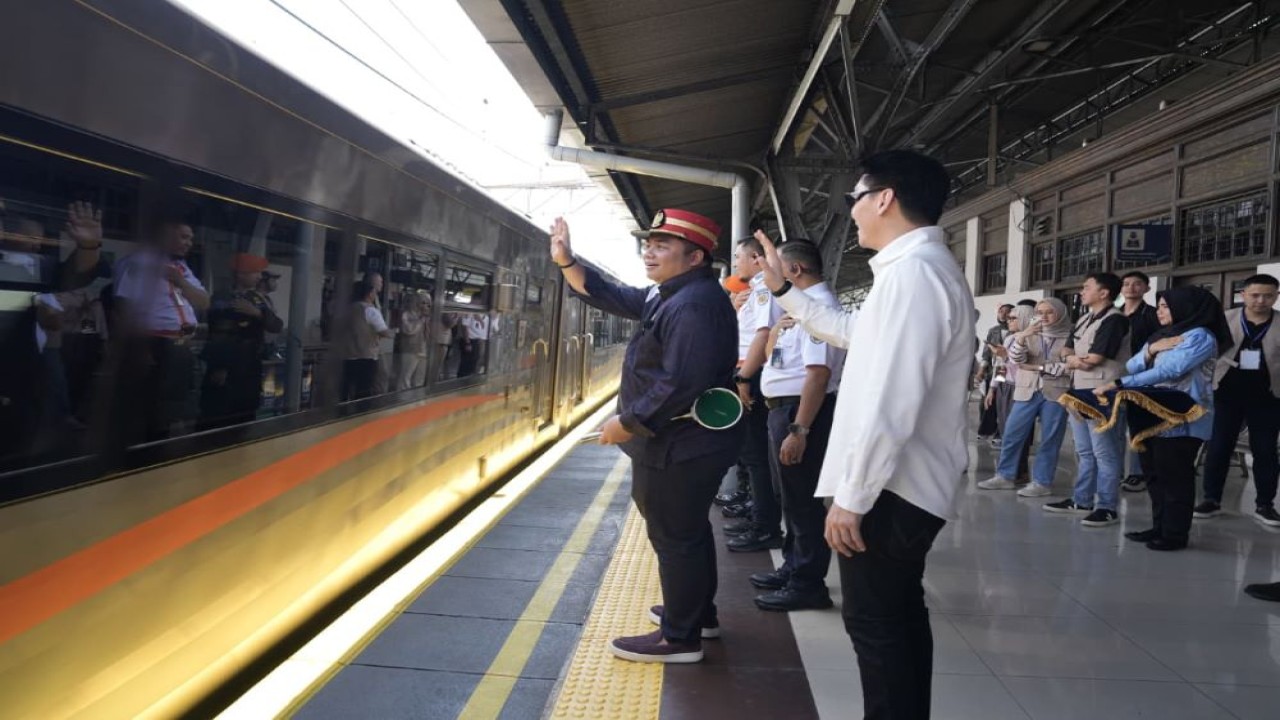 Anggota DPR RI Kawendra Lukistian memberangkatkan 395 pemudik dari Stasiun Pasar Senen menuju Jember dan Lumajang, Jawa Timur melalui Program Mudik Gratis Bareng Mas Kawe 2026. (Istimewa)