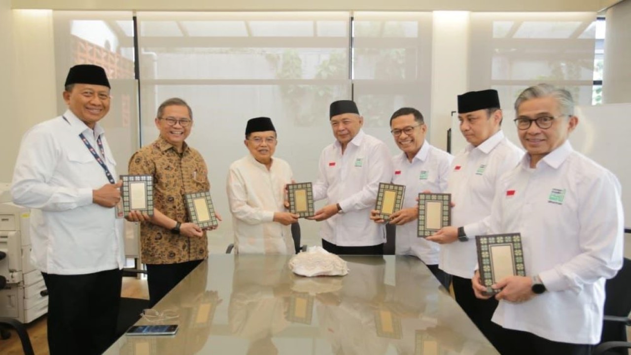 Ketua Umum YMSM, Saleh Husin setelah penyerahan simbolik wakaf Alquran dari Sinar Mas melalui Ketua Umum Dewan Masjid Indonesia (DMI), Muhammad Jusuf Kalla. (Istimewa)