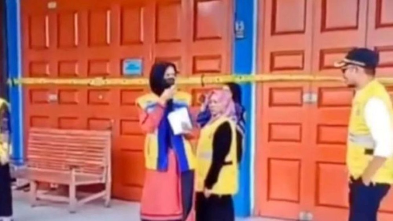 Tangkapan layar: Unggahan dari akun media sosial X dengan nama pengguna @yaniarsim yang menunjukkan pihak kepolisian tengah menyegel SPPG Simpang Mamplam, Kabupaten Bireuen. Akun tersebut menarasikan bahwa ada siswa yang meninggal karena menu yang disajikan dalam MBG. (Foto: ANTARA/HO- X @yaniarsim)