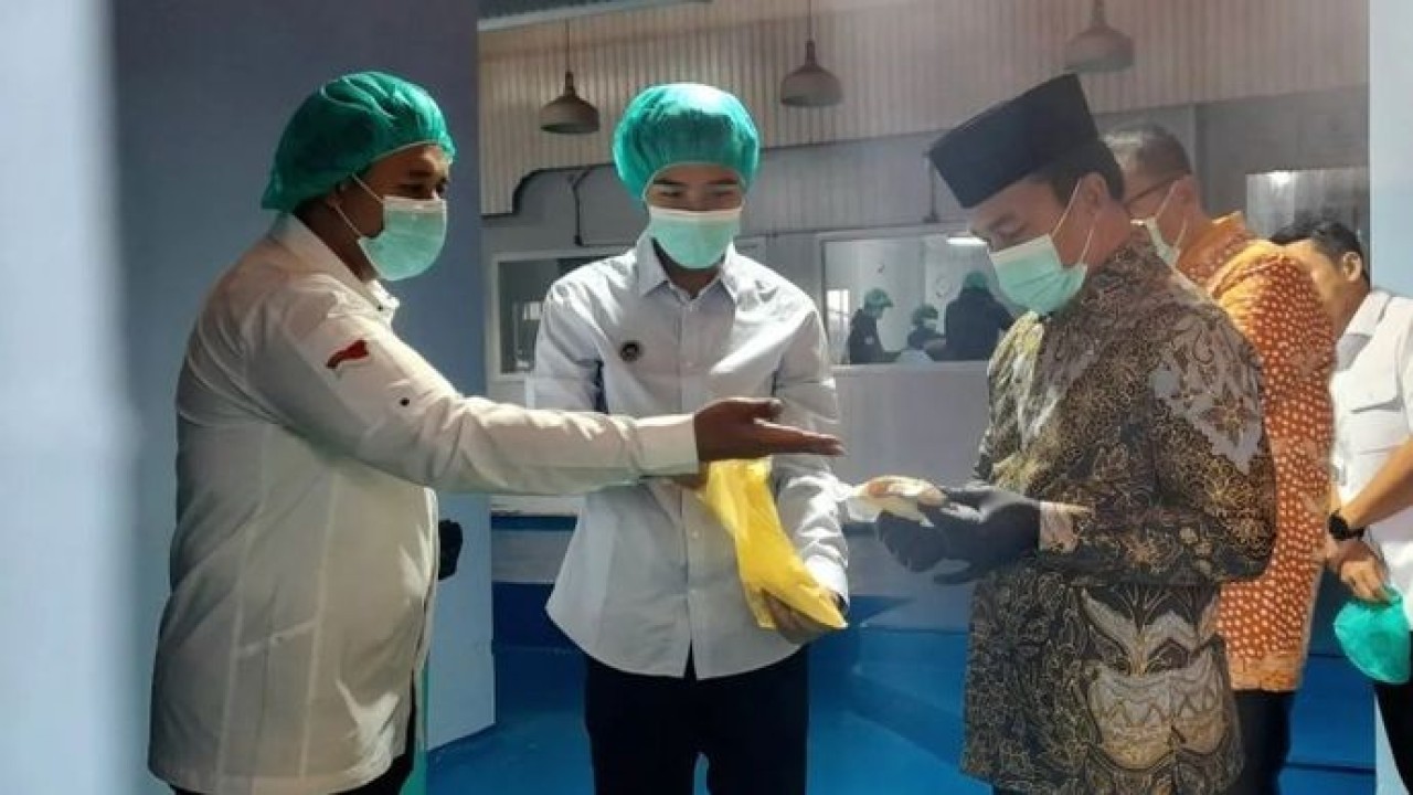 Dari kanan ke kiri, Mendukbangga/Kepala BKKBN Wihaji; Kepala SPPG Cipanas Sindangjaya 5, Anggi Awaludin; Wakil Ketua Umum Bidang Peternakan Kamar Dagang dan Industri (Kadin) Cecep Muhammad Wahyudin saat meninjau menu MBG di bulan puasa untuk kelompok ibu hamil, ibu menyusui, dan balita di Cianjur, Jawa Barat, Rabu, 4 Maret 2026. ANTARA/Lintang Budiyanti Prameswari. (Antara)