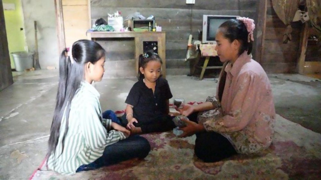 Catur Rismayanti seorang penyadap karet yang merasakan manfaat Program Makan Bergizi Gratis (MBG) untuk anak-anaknya. (Istimewa)