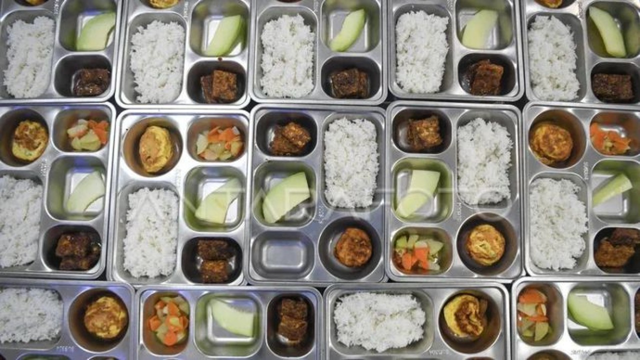 Ilustrasi - Menu Makanan Bergizi Gratis (MBG) hasil olahan Satuan Pelayanan Pemenuhan Gizi (SPPG) di Samarinda Ulu Jawa, Kalimantan Timur. ANTARA FOTO/M Risyal Hidayat (Antara)