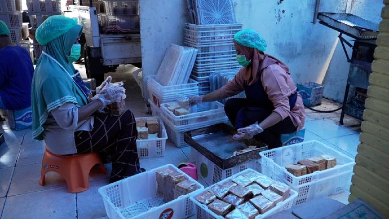 Program Makan Bergizi Gratis (MBG) turut menggerakkan ekonomi lokal. Di Sukoharjo, usaha rumahan Pabrik Roti dan Kue Permata mampu meningkatkan produksi sekaligus membuka peluang kerja bagi warga sekitar. (Istimewa)