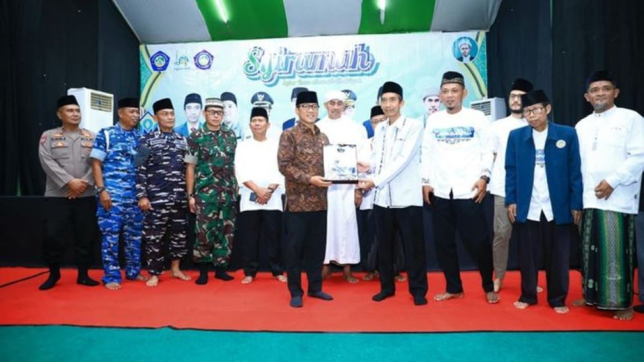 Menteri Desa dan PDT Yandri Susanto membuka Syiramah Al Khairiyah di Cilegon dan mengajak mahasiswa menjadi pelaku ekspor melalui program Desa Ekspor. (Foto: Dok/Istimewa)