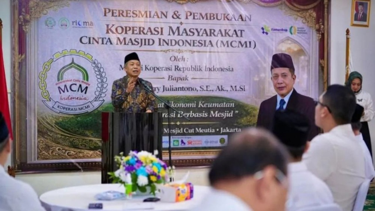 Menteri Koperasi Ferry Juliantono berbicara saat meresmikan Koperasi Masyarakat Cinta Masjid Indonesia (MCMI) di Masjid Sunda Kelapa, Jakarta, Sabtu (14/3/2026). (Foto: ANTARA/HO-Kemenkop/aa)