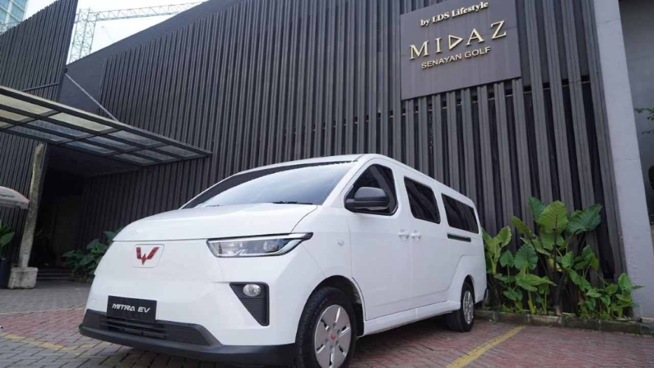 Wuling secara simbolis menyerahkan dua unit kendaraan listrik komersial Wuling Mitra EV Minibus kepada Dinas Kesehatan Pemerintah Provinsi DKI Jakarta dan Kitabisa. (Foto: Dok/Istimewa)