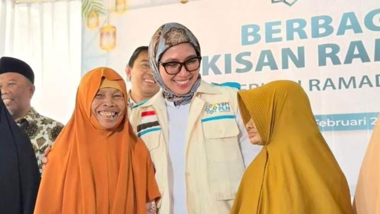 Direktur Distribusi PLN, Arsyadany G Akmalaputri (tengah) ketika menyerahkan paket bingkisan kepada para penerima manfaat di Masjid Al-Muhajirin, Kabupaten Bogor pada Rabu, 25 Februari 2026. (PLN)