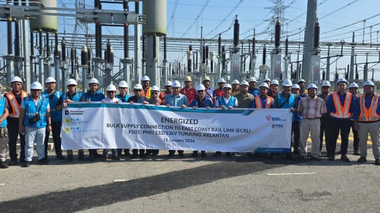 Para personel PLN Group bersama Tim Tenaga Switchgear (TSG) dan Tenaga Nasional Berhad (TNB) ketika menandai penyelesaian pekerjaan Substation 132 kV Tunjung, Kelantan yang menjadi bagian dari The East Coast Rail Link (ECRL). (PLN)
