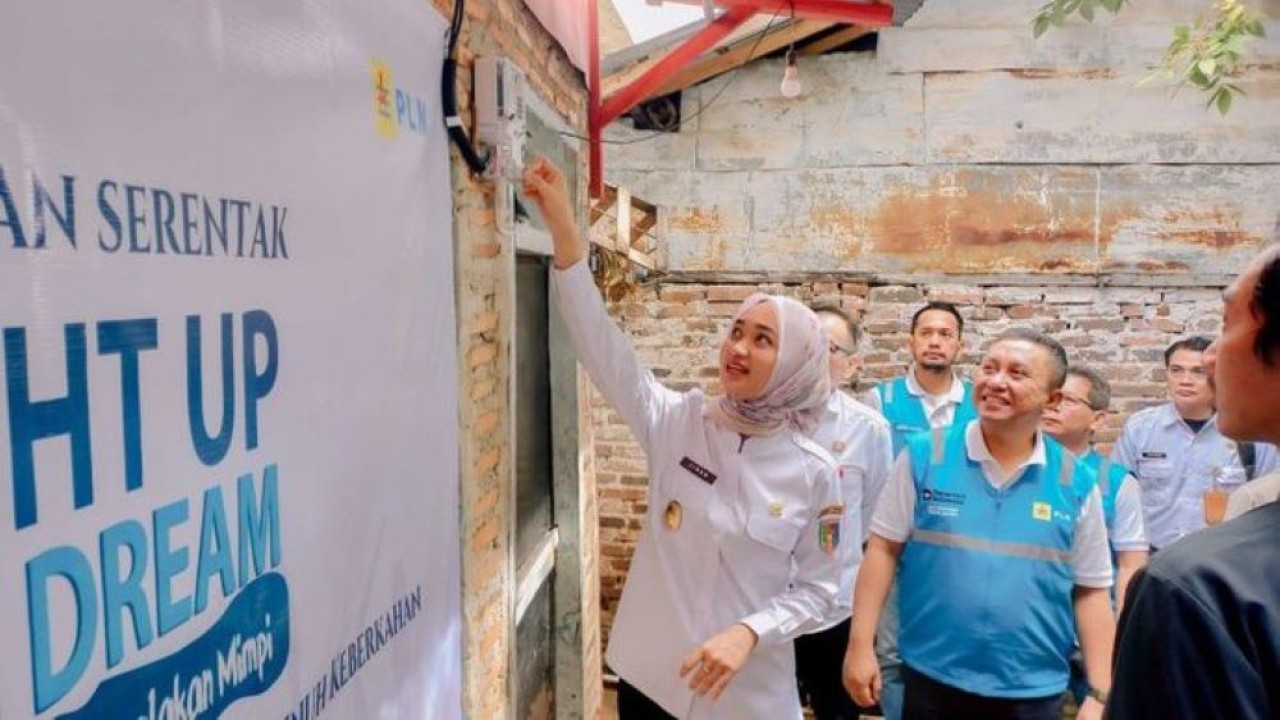 Wakil Gubernur Lampung, Jihan Nurlela (kiri) bersama General Manager PLN UID Lampung, Rizky Mochamad (kanan) melakukan penyalaan listrik secara simbolis rumah salah satu penerima manfaat program Light Up The Dream, Ridho Jaya Umbara di Kampung Sawah Brebes, Kecamatan Tanjung Karang Timur, Bandar Lampung. (Istimewa)
