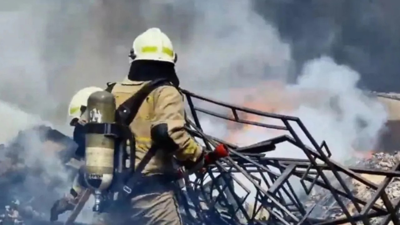 Arsip. Petugas Suku Dinas (Sudin) Penanggulangan Kebakaran dan Penyelamatan (Gulkarmat) Jakarta Timur memadamkan kebakaran akibat korsleting listrik di gudang dekorasi pesta di Jalan Udayana RT 02/RW 03 Kelurahan Kebon Pala, Kecamatan Makasar, Jakarta Timur, Selasa (28/10/2025). ANTARA/Siti Nurhaliza (Antara)
