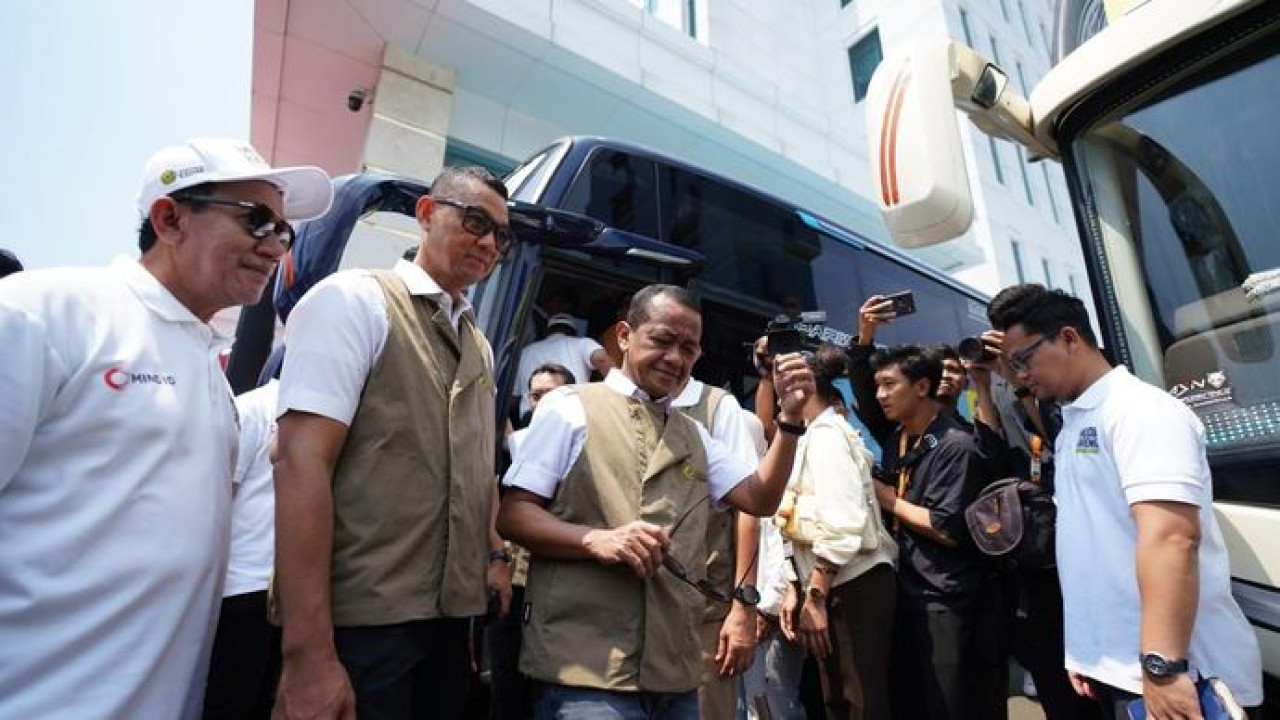 Menteri Energi dan Sumber Daya Mineral (ESDM), Bahlil Lahadalia (ketiga dari kiri) didampingi Direktur Utama PLN, Darmawan Prasodjo (kedua dari kiri) berjalan menuju salah satu bus untuk menyapa peserta Mudik Bareng Sektor ESDM 2026 sebelum diberangkatkan dari Kantor Kementerian ESDM, Jakarta pada Selasa (17/3). (Dok PLN)
