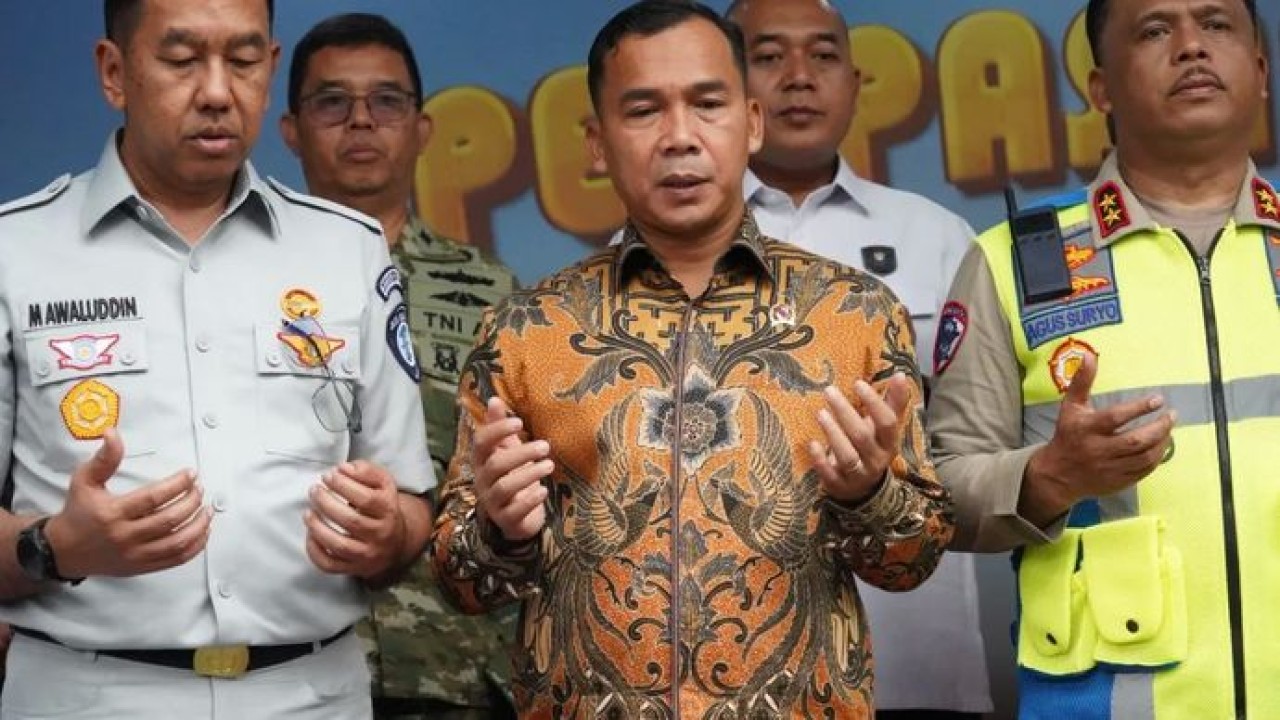 Mendukbangga/Kepala BKKBN Wihaji (tengah) dalam acara Pelepasan Tim Liputan Arus Mudik dan Balik Idul Fitri 1446/2026 GarudaTV di Jakarta pada Selasa 10 Maret 2026. ANTARA/HO-Kemendukbangga/BKKBN. (Antara)