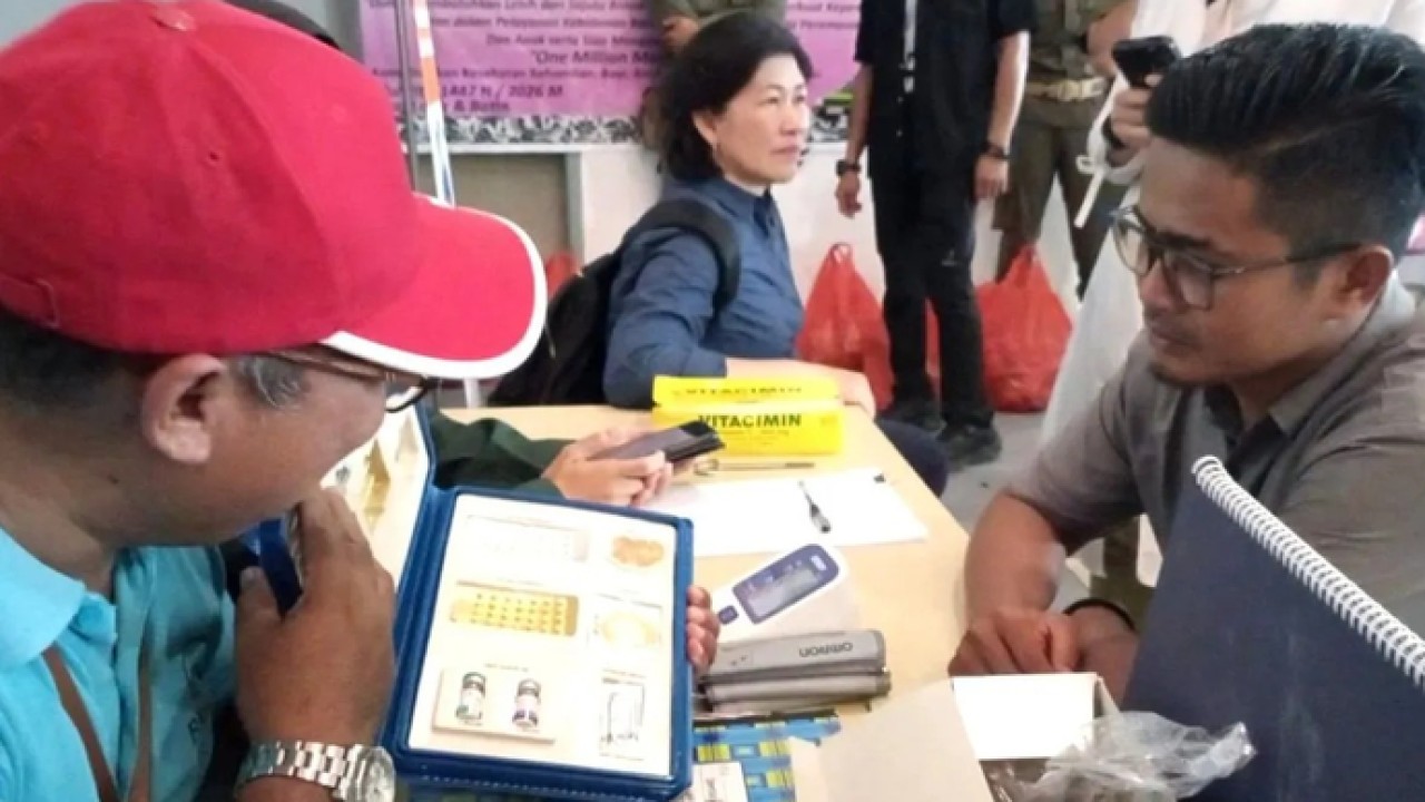 Salah satu layanan posko mudik BKKBN di Kalimantan Selatan menyediakan layanan konsultasi kesehatan reproduksi tentang kontrasepsi atau KB. ANTARA/HO-Kemendukbangga/BKKBN. (Antara)