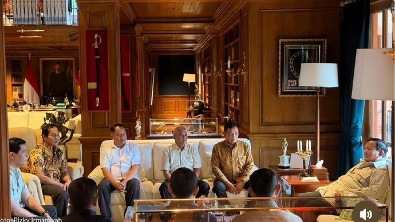 Presiden Prabowo saat bertemu dengan eks ajudan dan pengawal. (Instagram)