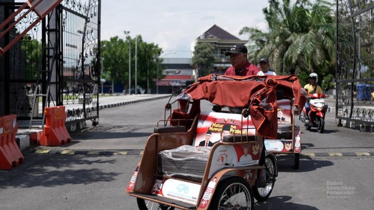 Penerima bantuan becak dari Prabowo (Istimewa)