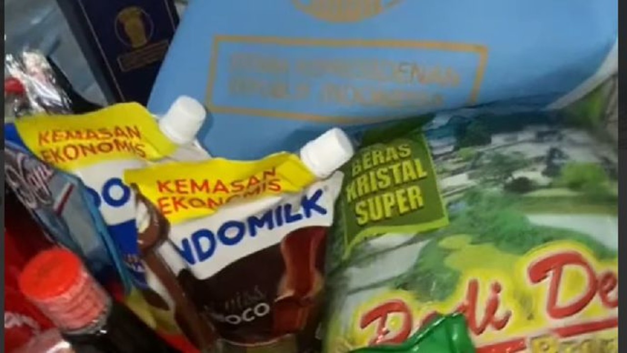 Momen warga unboxing bingkisan dari Open House Prabowo (Istimewa)