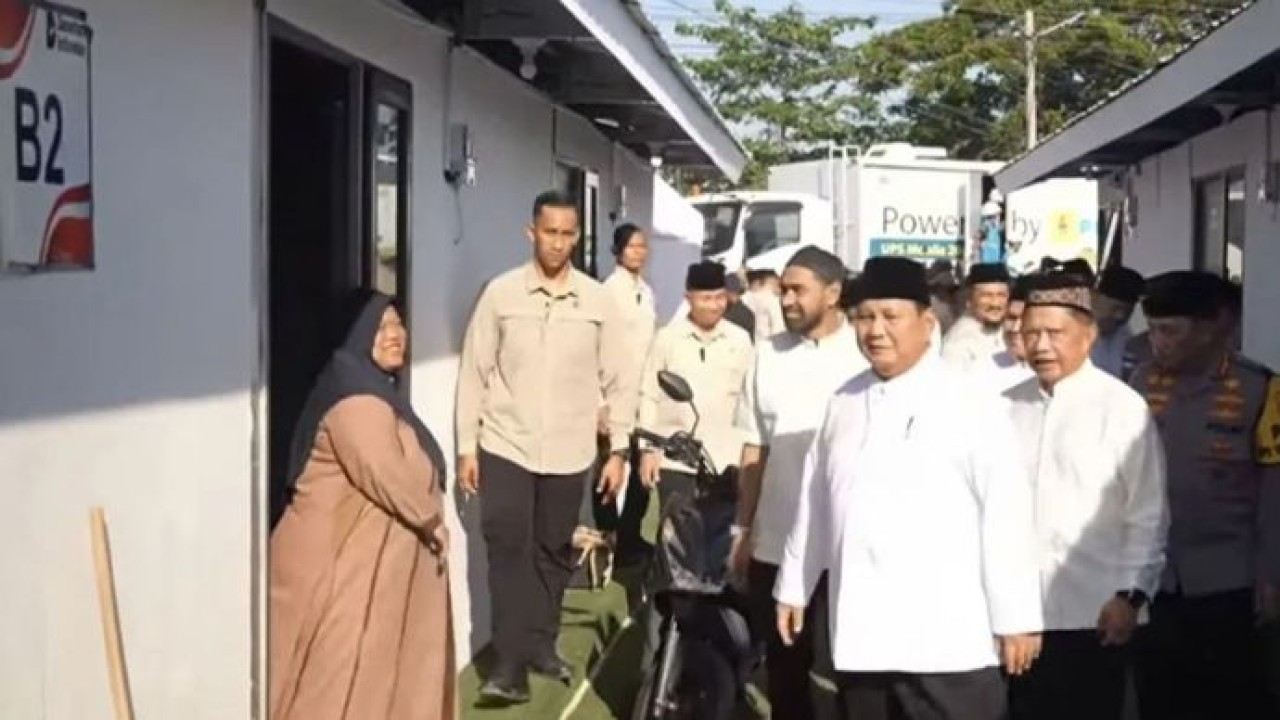 Prabowo Subianto meninjau hunian sementara (huntara) yang dibangun pemerintah untuk korban bencana di Kabupaten Aceh Tamiang (Antara)
