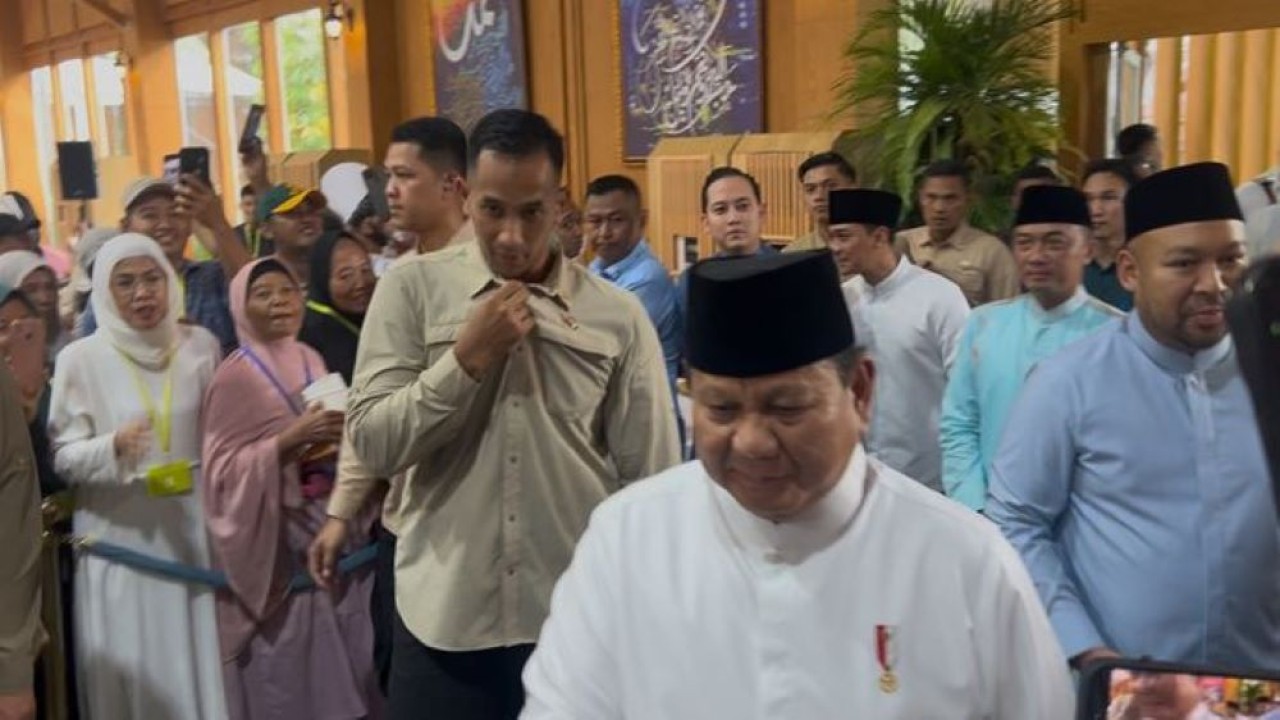 Prabowo Subianto menunjukkan kedekatan dengan masyarakat saat menggelar open house Idulfitri 1447 Hijriah di Kompleks Istana Kepresidenan, Jakarta, Sabtu, 21 Maret 2026 (NTVnews)