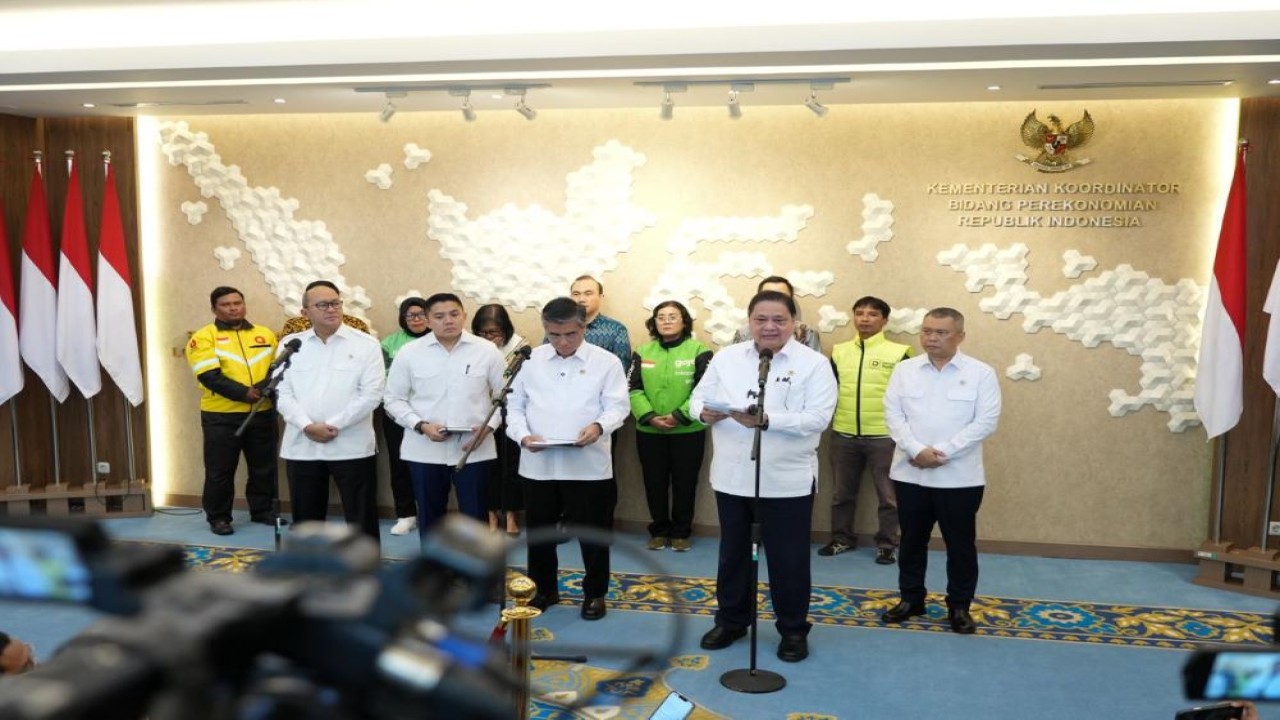 CEO Danantara Rosan Roeslani, Menteri Ketenagakerjaan Yassierli, Sekretaris Kabinet Teddy Indra Wijaya, Menteri Koordinator Bidang Perekonomian Airlangga Hartarto dan Menteri Perhubungan Dudy Purwagandhi dalam Konferensi Pers Terkait Kebijakan THR, BHR, dan Realisasi Stimulus Ramadan 2026 di Jakarta pada Selasa (3/3/2026).