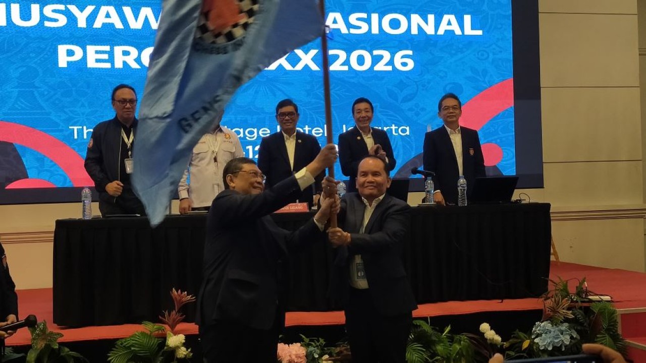 Ketua Umum PB Percasi 2026-2030 Agustiar Sabran menerima pataka dari Ketua Umum sebelumnya GM Utut Adianto