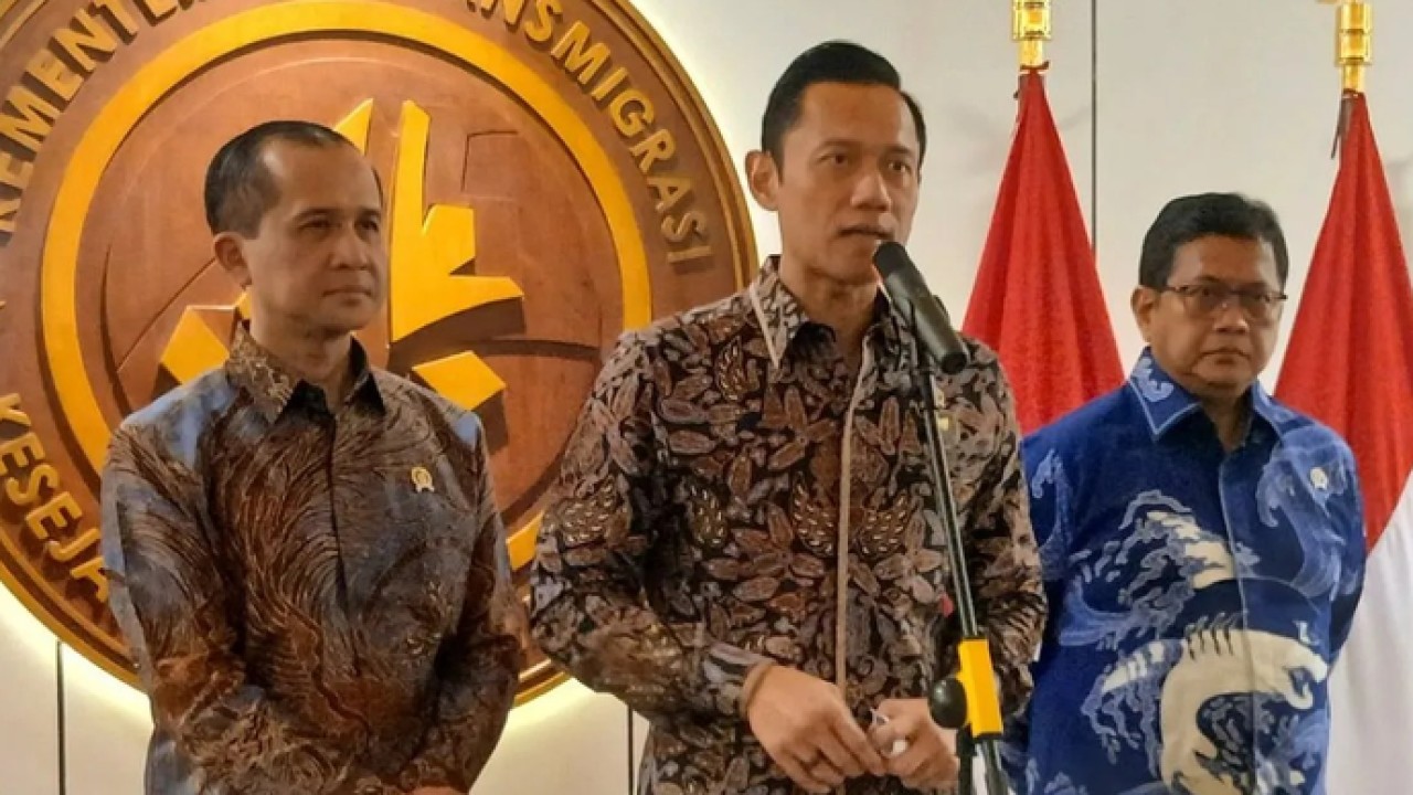 Kiri ke kanan: Menteri Transmigrasi (Mentrans) Muhammad Iftitah Sulaiman Suryanagara, Menteri Koordinator Bidang Infrastruktur dan Pembangunan Kewilayahan (Menko IPK) Agus Harimurti Yudhoyono (AHY), dan Wakil Menteri Transmigrasi (Wamentrans) Viva Yoga Mauladi menghadiri konferensi pers di Balai Makarti Muktitama, Kantor Kementerian Transmigrasi, Jakarta, Rabu (15/4/2026). ANTARA/Uyu Septiyati Liman. (Antara)