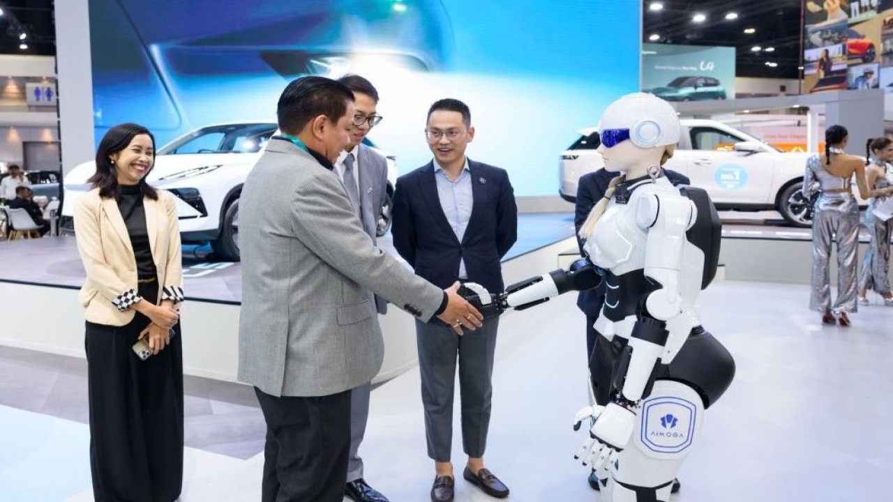 Interaksi robot Mornine AiMOGA dengan pengunjung di Bangkok International Motor Show. (Foto: Dok/Istimewa)