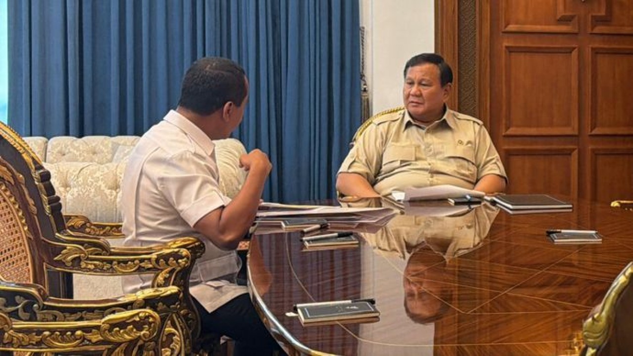 Presiden Prabowo Subianto mendapatkan laporan terkait hasil penataan izin usaha pertambangan (IUP) di kawasan hutan dari Menteri Energi dan Sumber Daya Mineral (ESDM) Bahlil Lahadalia dalam pertemuan di Istana Merdeka (Istimewa)