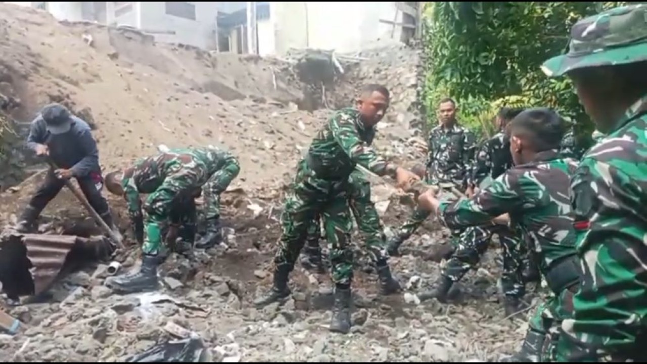 Pascagempa bumi berkekuatan magnitudo 7,6 yang mengguncang Provinsi Sulawesi Utara pada Kamis (2/4), TNI bergerak cepat dengan mengerahkan prajurit ke sejumlah wilayah terdampak untuk membantu penanganan bencana. (Bakom)