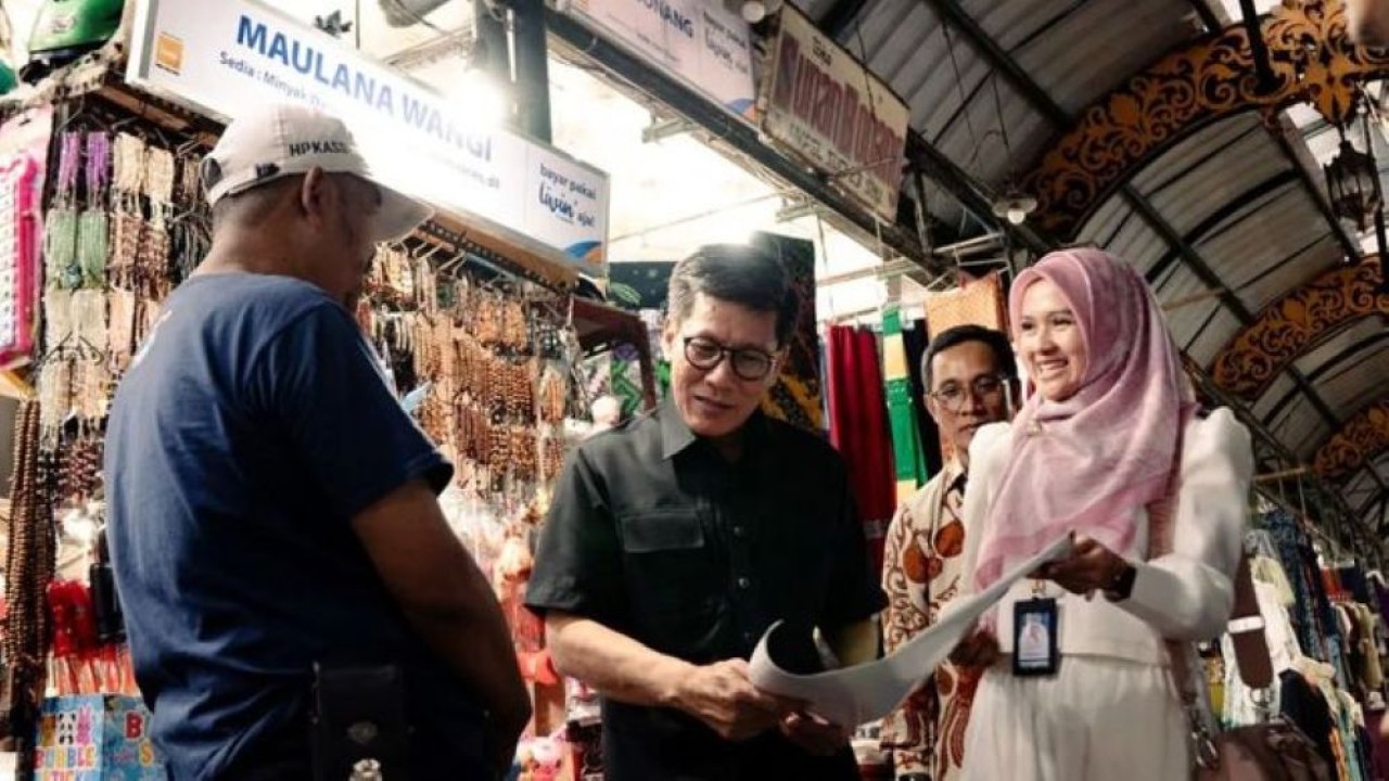 Direktur Consumer Banking Bank Mandiri Saptari (tengah) berbincang dengan pelaku UMKM. (Foto: ANTARA/HO-Bank Mandiri)