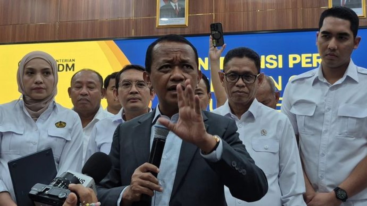 Menteri Energi dan Sumber Daya Mineral (ESDM) Bahlil Lahadalia buka suara terkait kapal Pertamina yang tertahan di Selat hormuz. (Ntvnews.id-Muslimin Trisyuliono)