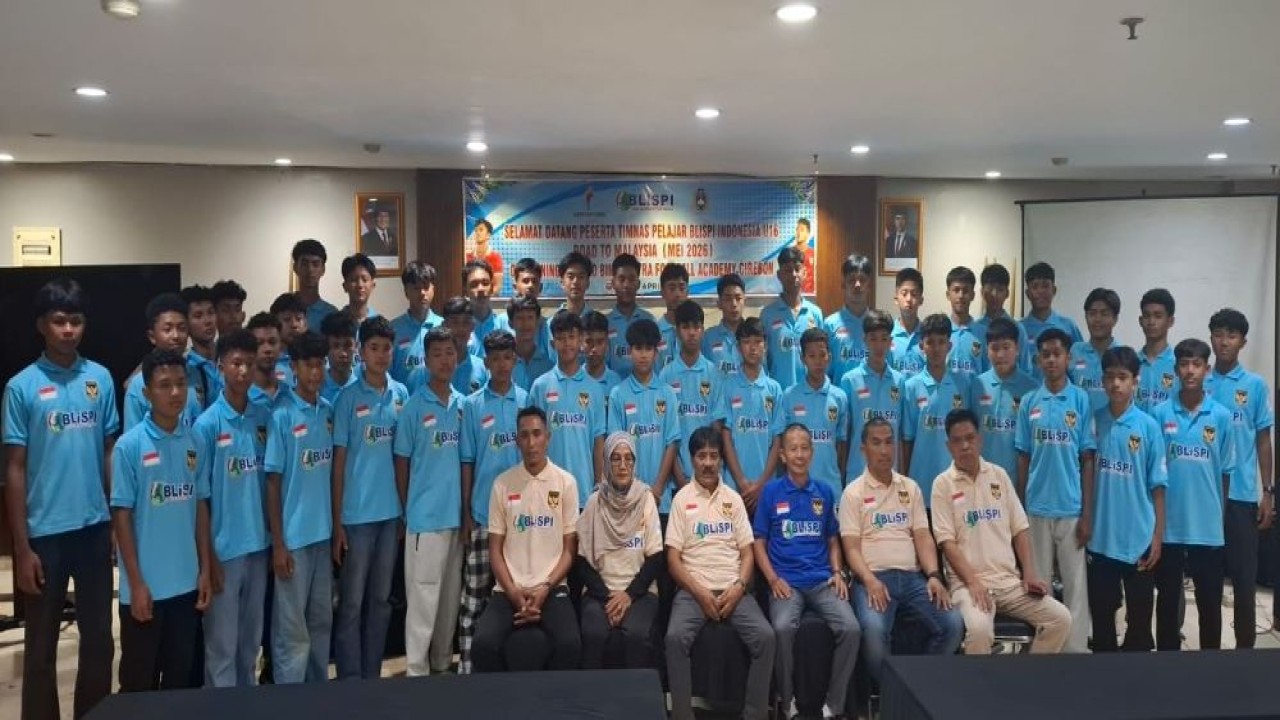 Pengurus BLiSPI berfoto bersama para pemain dan tim pelatih serta ofisial Tim Pelajar BLiSPI U16