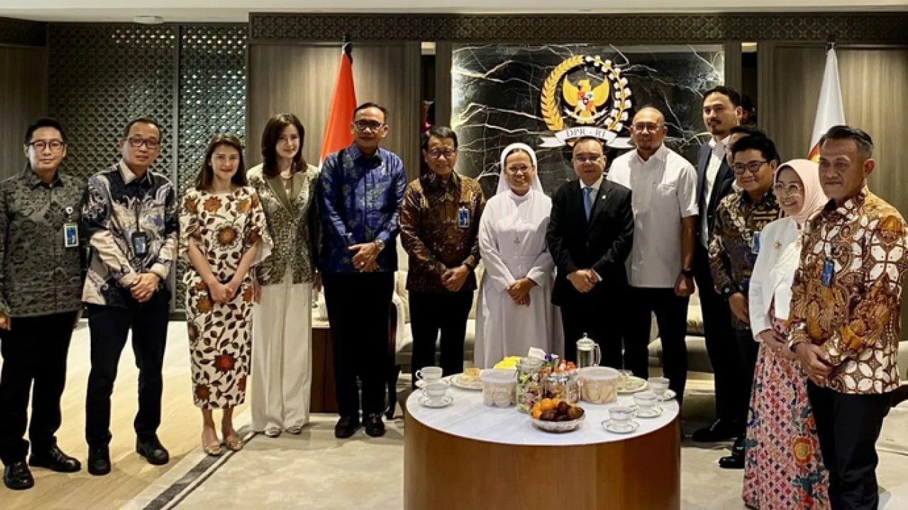 Wakil Ketua DPR RI Sufmi Dasco Ahmad (ketujuh kanan), Direktur Utama PT Bank Negara Indonesia (Persero) Tbk Putrama Wahju Setyawan (kesembilan kanan), dan Bendahara Credit Union Paroki Aek Nabara Suster Natalia Situmorang (kedelapan kanan) usai pertemuan membahas kasus dugaan penggelapan dana umat Paroki Aek Nabara di kompleks parlemen, Senayan, Jakarta, Selasa (21/4/2026). ANTARA/Fath Putra Mulya. (Antara)