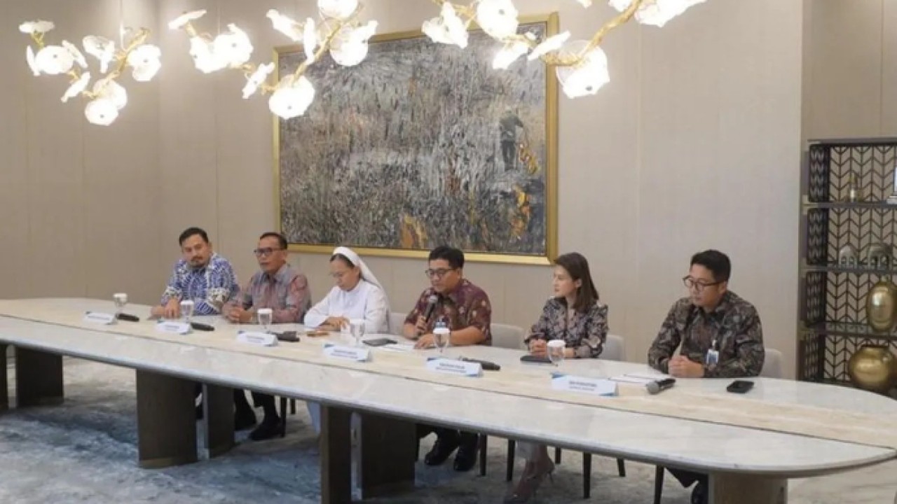 Direktur Human Capital & Compliance BNI Munadi Herlambang (keempat dari kiri) menyampaikan keterangan pers di Gedung Grha BNI Jakarta, Rabu (22/4/2026). (ANTARA/HO-BNI) (Antara)
