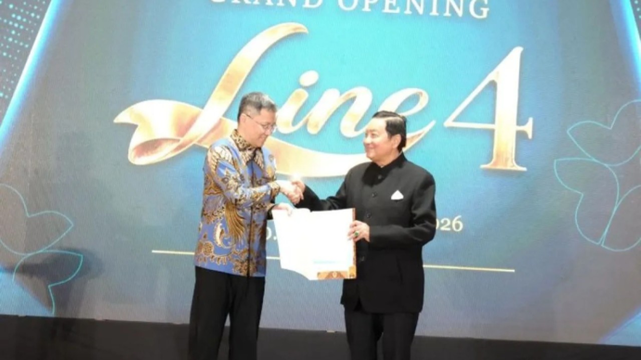 Deputi Bidang Pengawasan Obat, Narkotika, Psikotropika, Prekursor dan Zat Adiktif (Deputi 1) BPOM dr. William Adi Teja MD., BMed., MMed. (kiri) saat menyerahkan sertifikat CPOB kepada CEO PT Satoria Aneka Industri, Alim Satria, dalam peresmian pabrik Line 4 Satoria Pharma di Pasuruan, Selasa (28/4/2026). ANTARA/Fahmi Alfian (Antara)